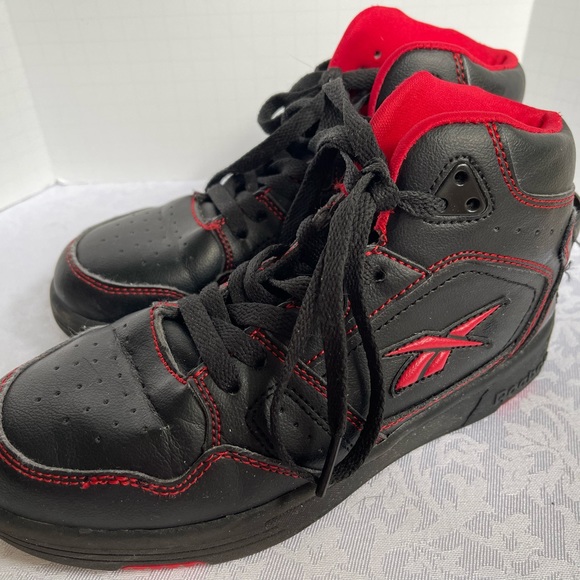 Reebok Youth Basketball Court Shoe. PreOwned. Great condition as shown. SZ 3. - Picture 2 of 12